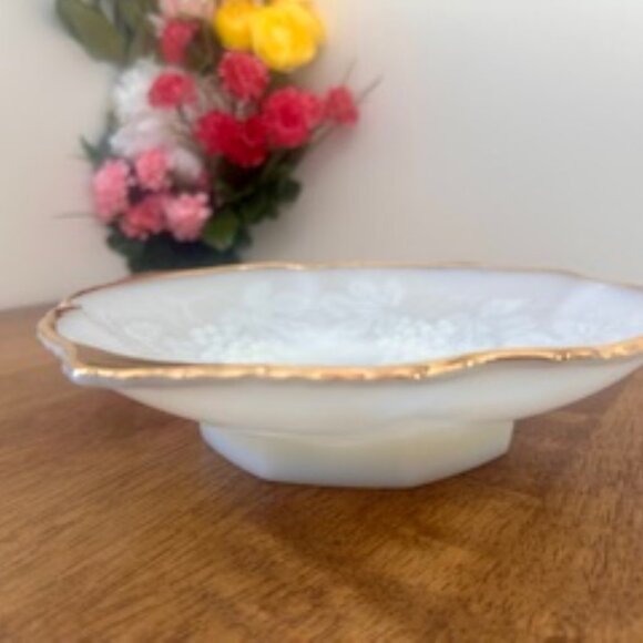 Vintage Anchor Hocking Milk Glass Pedestal Bowl with Raised Grape Cluster and Go - Picture 4 of 5